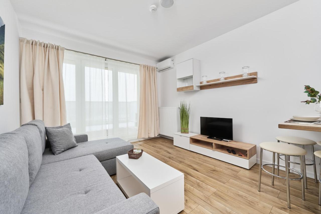 Apartment Krakowska 39 With Ac & Parking & Loggia Wroclaw By Noclegi Renters Kültér fotó