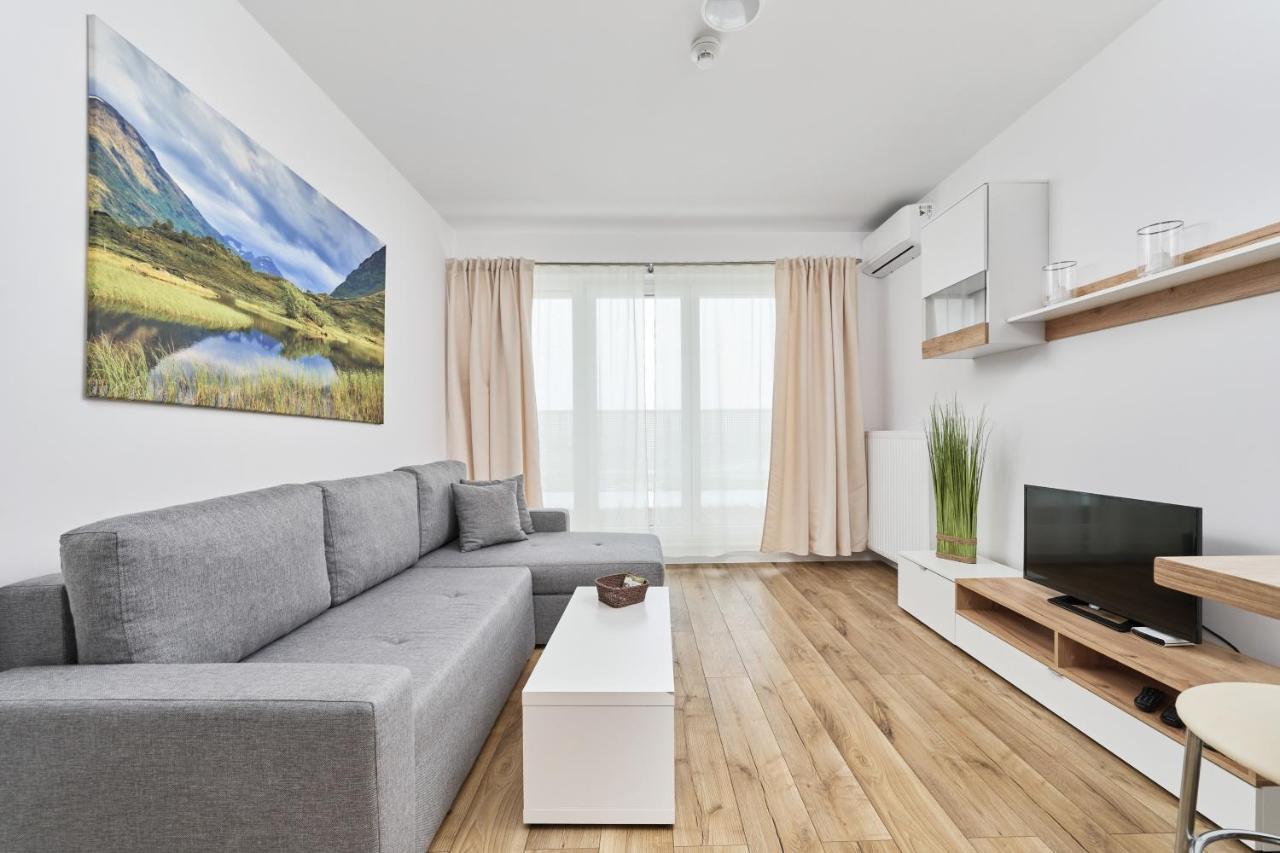 Apartment Krakowska 39 With Ac & Parking & Loggia Wroclaw By Noclegi Renters Kültér fotó